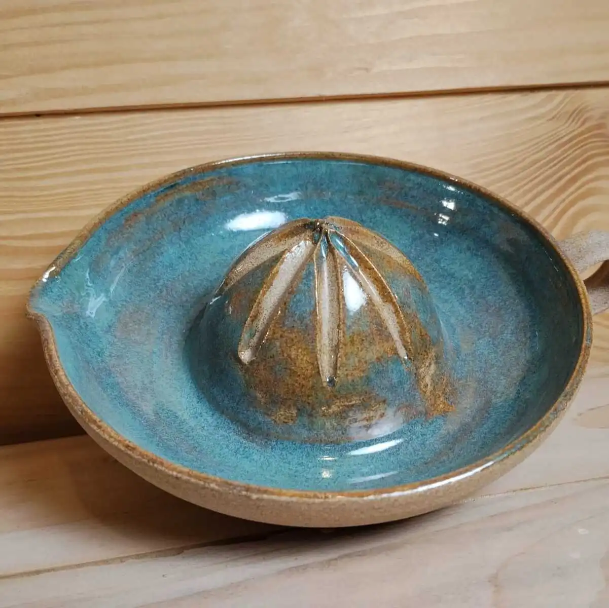 Presse agrumes bleu en grès. Parfait pour faire de bons jus.